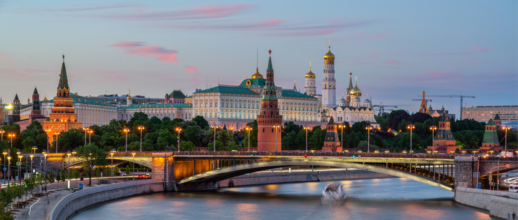 Header moskva river with long exposure near the kremlin in the evening in moscow russia