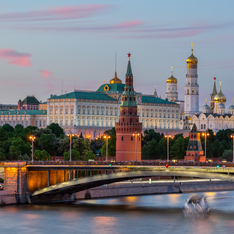 Thumb moskva river with long exposure near the kremlin in the evening in moscow russia