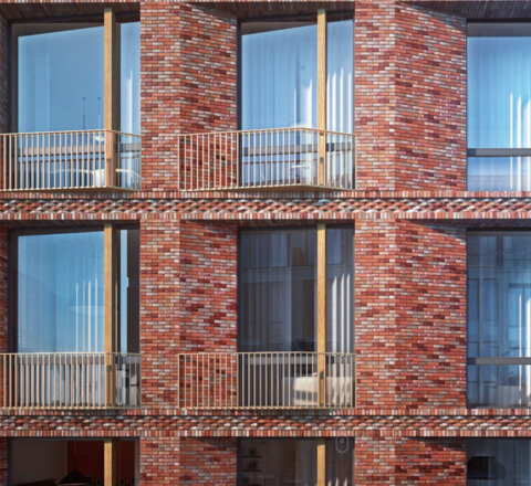 Vertical slider maison roug