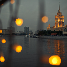 Thumb look through the lamps at shiny moscow city