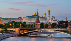 Wide thumb moskva river with long exposure near the kremlin in the evening in moscow russia