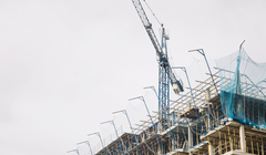 Wide thumb crane building construction