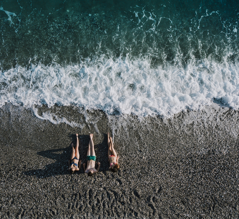 Vertical slider top view friends relaxing beach