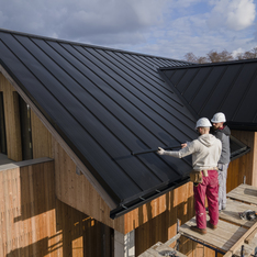 Thumb full shot roofers working together with helmets