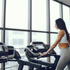 Art thumb beautiful elegant girl standing gym