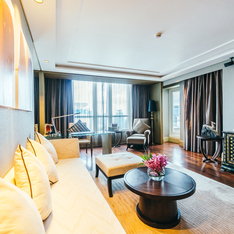 Thumb spacious room with big window