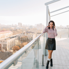 Thumb sunny morning big city terrace young brunette fashionable woman talking phone smiling attractive model woman chilling relaxing time happiness