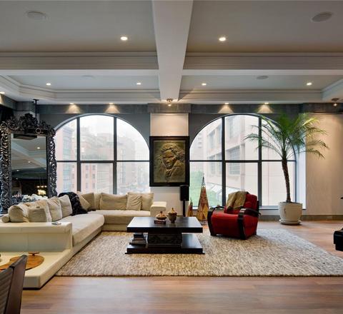 Vertical slider white living room and white fur rug as wooden floor and single red sofa white roof top 408 greenwich 04 011